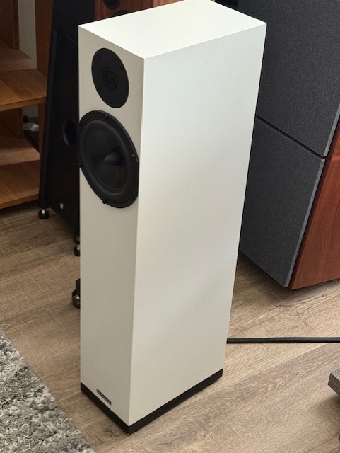 Spendor A4 loudspeakers (white) YOUNG OCCASION